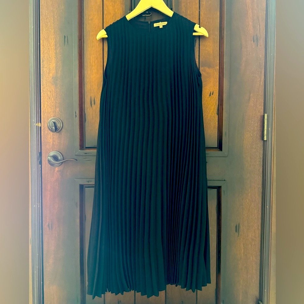 Black sleeveless pleated dress size M